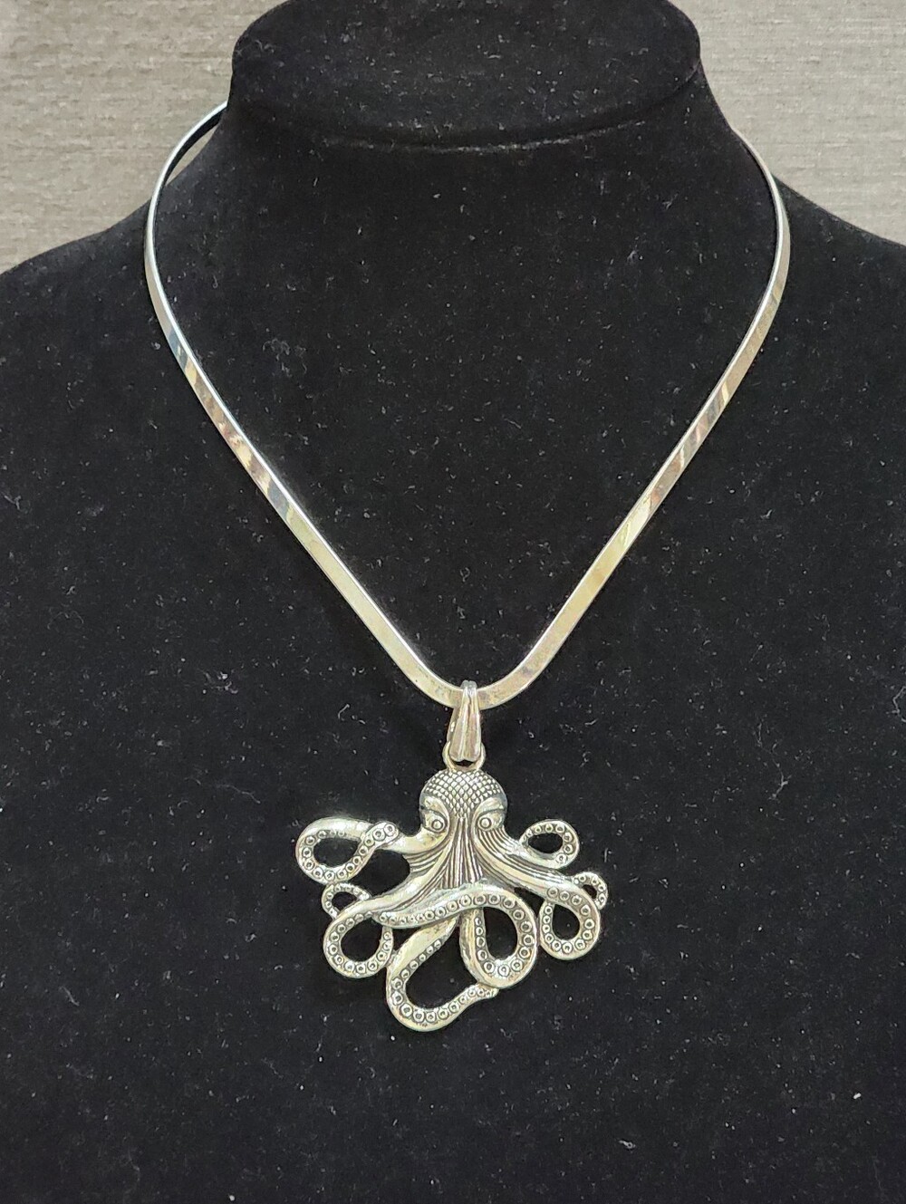 SILVERTONE OCTOPUS PENDANT ON SILVERPLATE V SHAPED COLLAR NEW